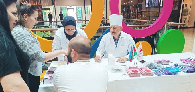 iyunun-8-de-park-bulvar-avm-ve-respublika-qics-le-mubarize-merkezinin-birge-teskilatciligi-ile-ticaret-merkezinde-seyyar-konullu-muayine-ve-meslehet-menteqesi-yerlesdirilerek-ekspress-testler-heyata-kecirilmisdir