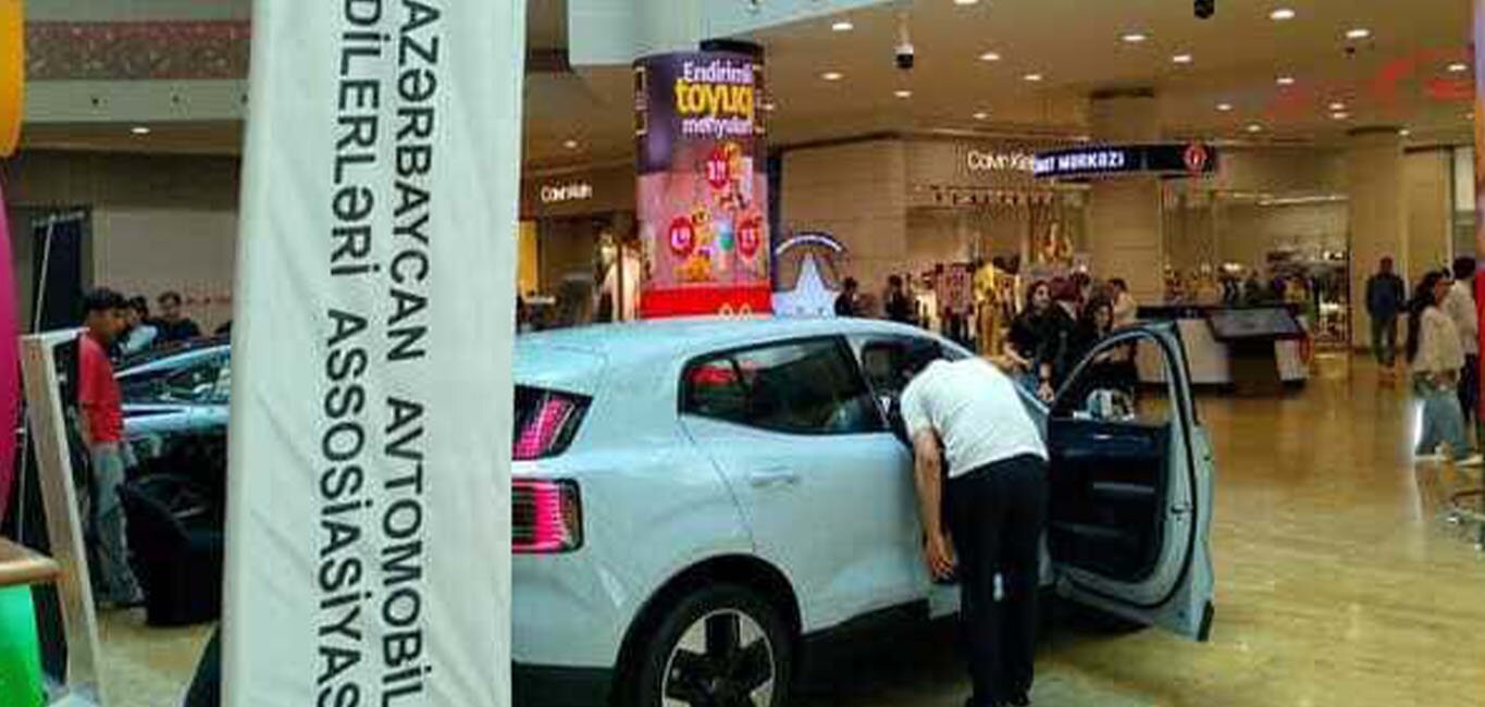 park-bulvar-avm-de-aada-yasil-olke-adli-elektrik-avtomobillerin-sergisini-teskil-etdi