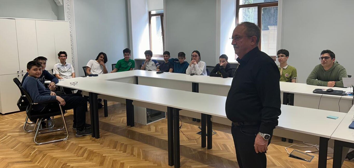 respublika-usaq-gencler-inkisaf-merkezinde-xviii-beynelxalq-astronomiya-ve-astrofizika-olimpiadasina-hazirliq-derslerinin-kecirilmesine-baslanilib