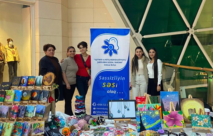 “Park Bulvar”da Eşitmə və Nitq Məhdudiyyətli Şəxslərə Sosial Yardım İctimai Birliyinin satış-sərgisi keçirilib.